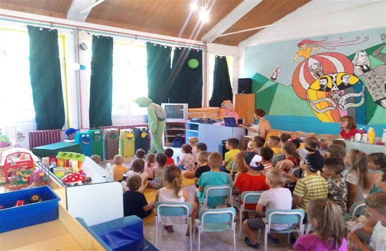 Održana je predstava pod nazivom „Eko maca“ na temu odvojenog prikupljanja komunalnog otpada